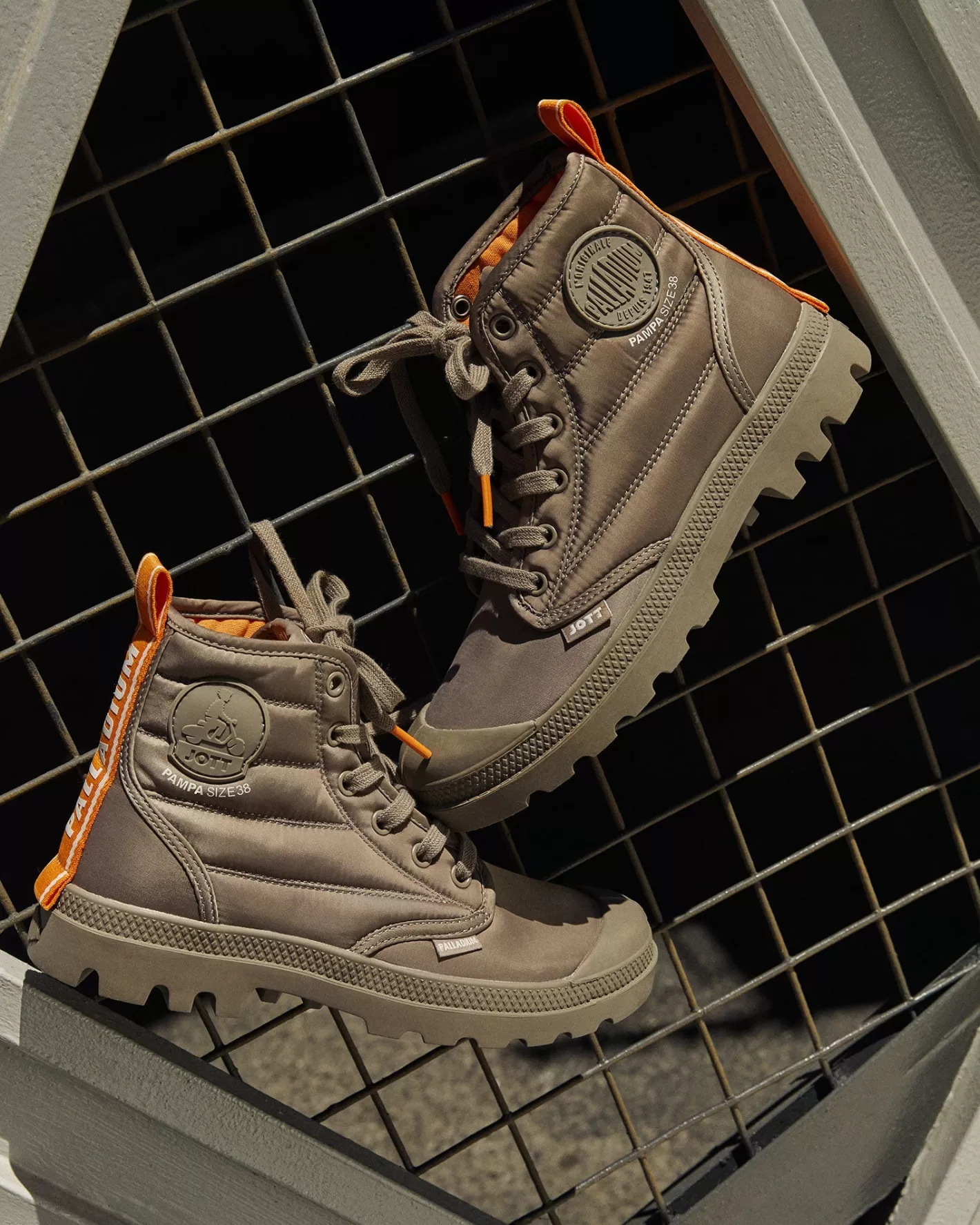 JOTT Chaussures montantes Rhona Pampa Hi Dare x PALLADIUM TAUPE Outlet