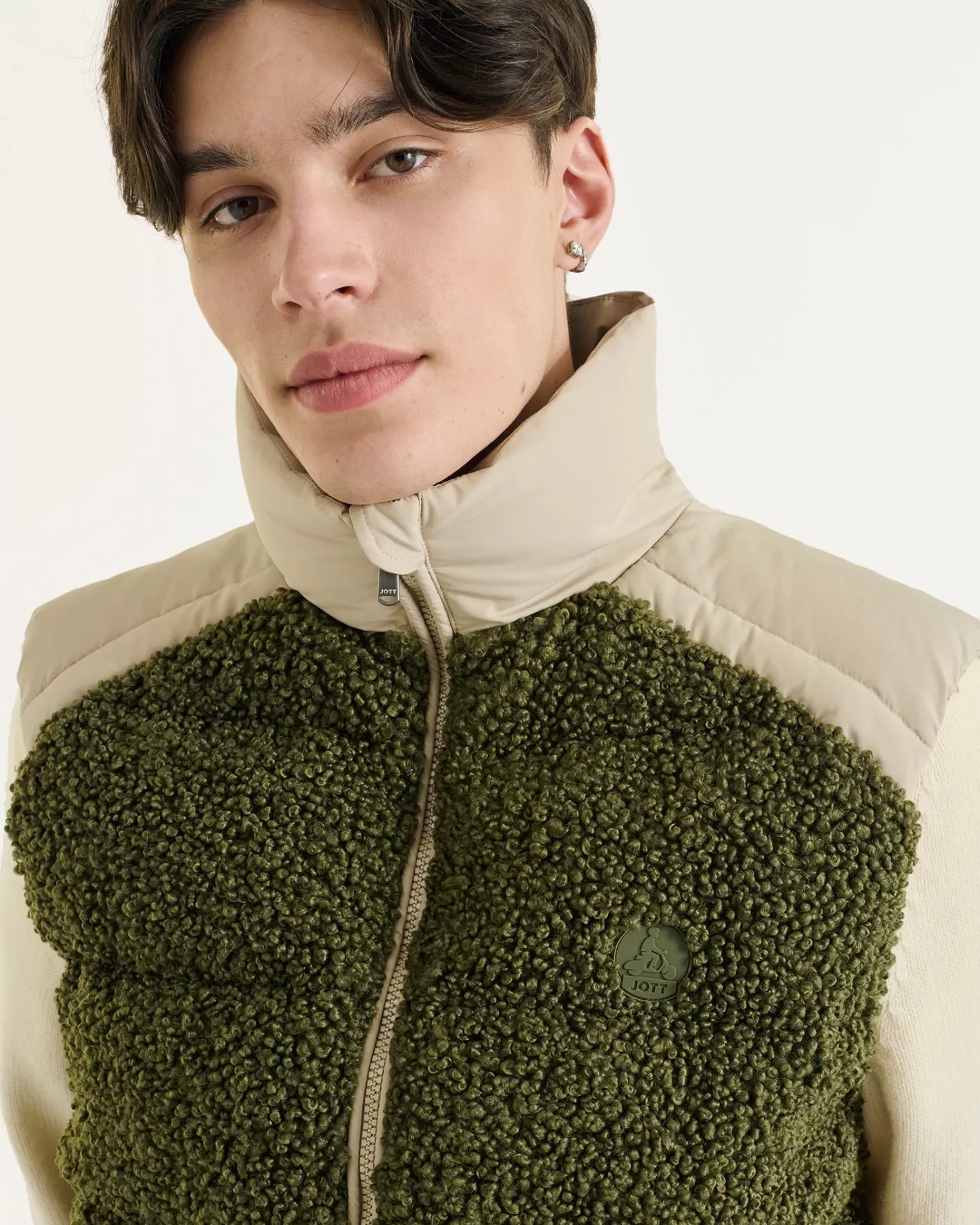 doudoune_sans_manches_bimatire_en_sherpa_army_matis_3.webp JOTT Doudoune sans manches bi-matière en sherpa Matis ARMY Online